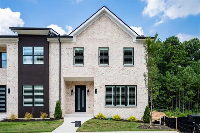 a view of a house with yard and plants