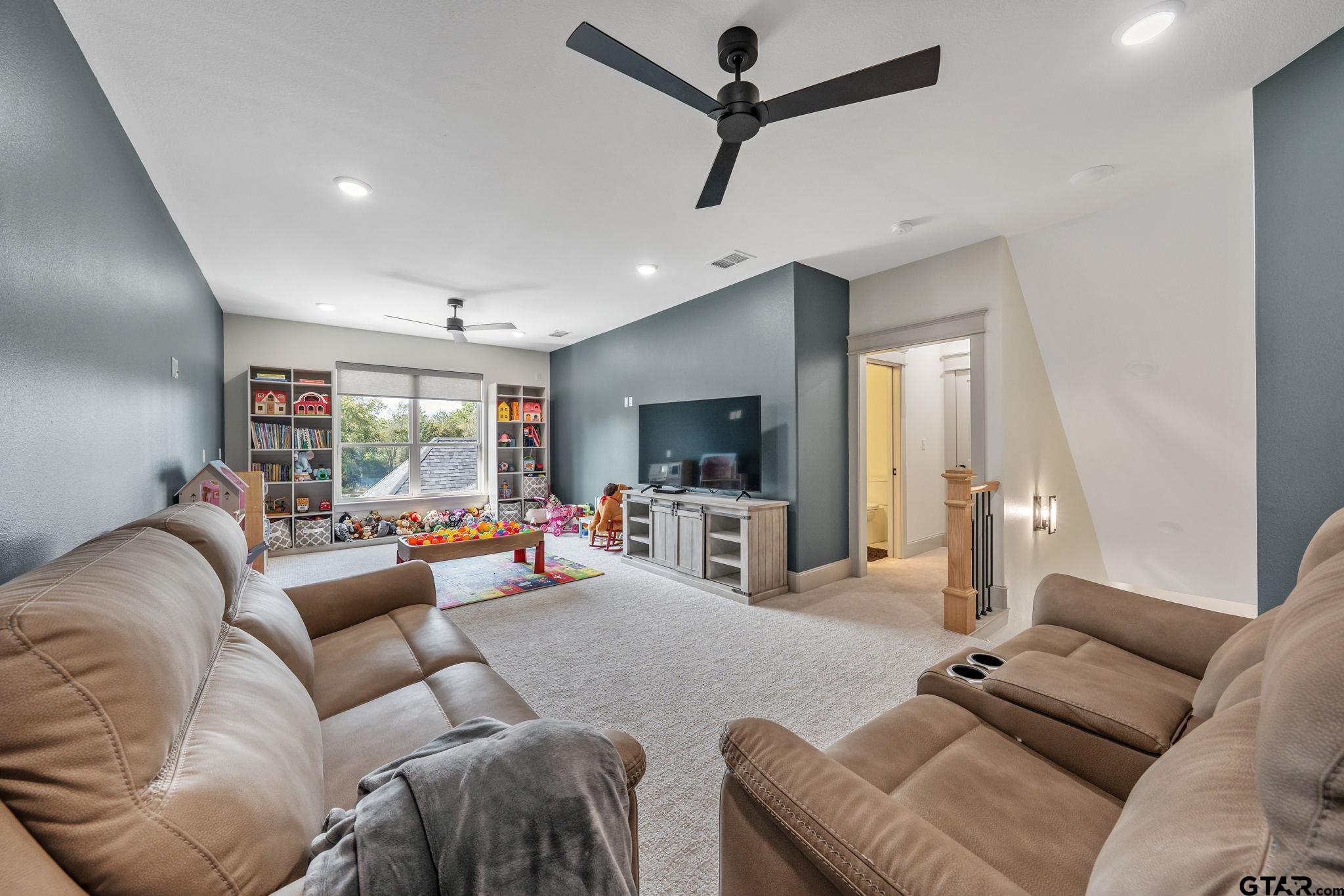 15601 Stampede Run Tyler, TX 75703 - Photo 32 of 48 a living room with furniture and a flat screen tv