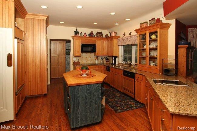 5000 Brookdale Road Bloomfield Hills, MI 48304 - Photo 6 of 25 Kitchen w/Island