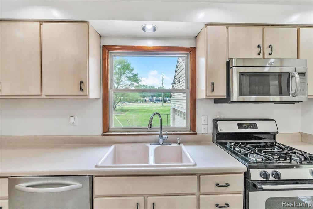 3039 Donley Avenue Rochester, MI 48309 - Photo 14 of 33