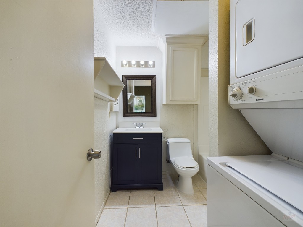 114 East 31st Street, Unit 113 Austin, TX 78705 - Photo 14 of 18 a bathroom with a toilet sink and mirror