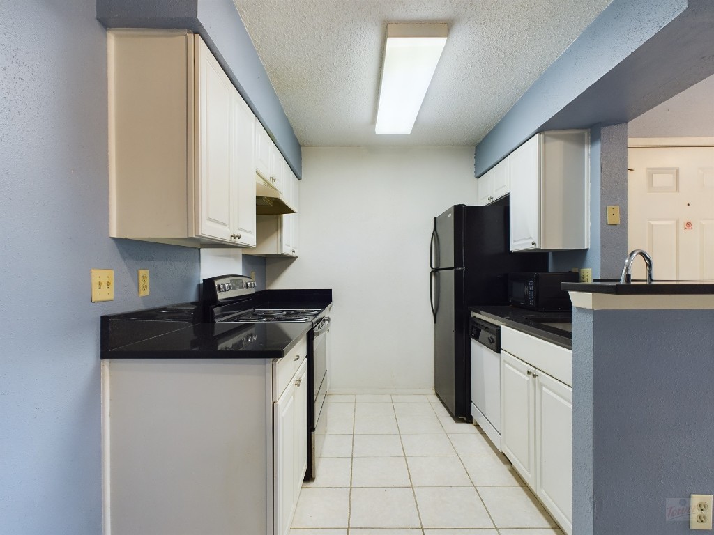 114 East 31st Street, Unit 113 Austin, TX 78705 - Photo 5 of 18 a kitchen with a sink stove and refrigerator