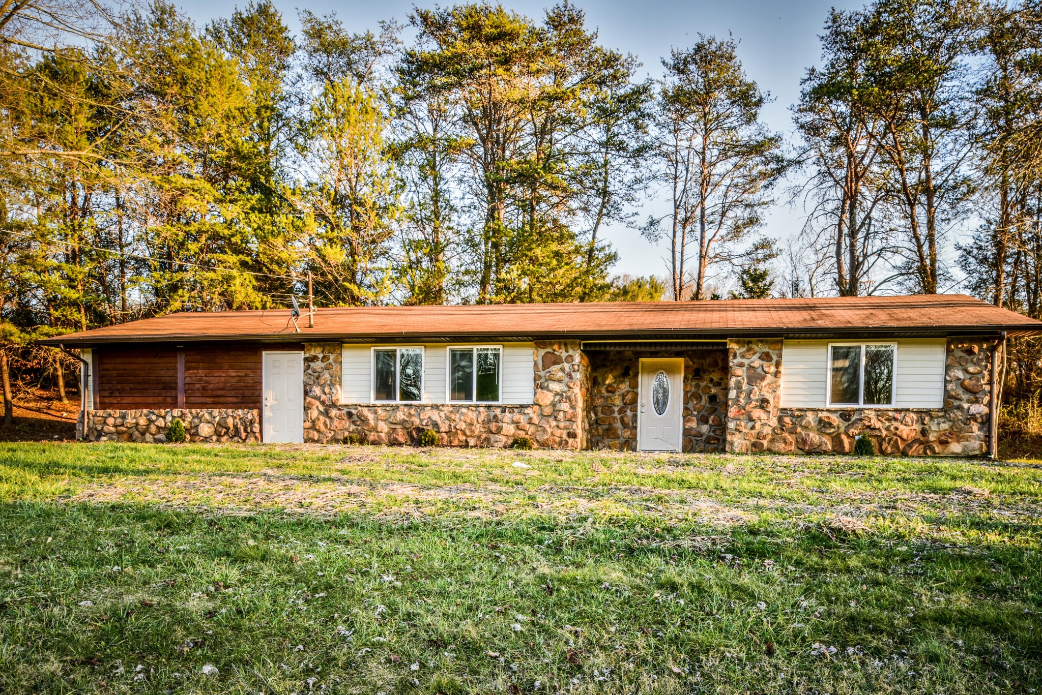 3984 Bent Road Kodak, TN 37764 - Photo 1 of 21 a front view of a house with a garden