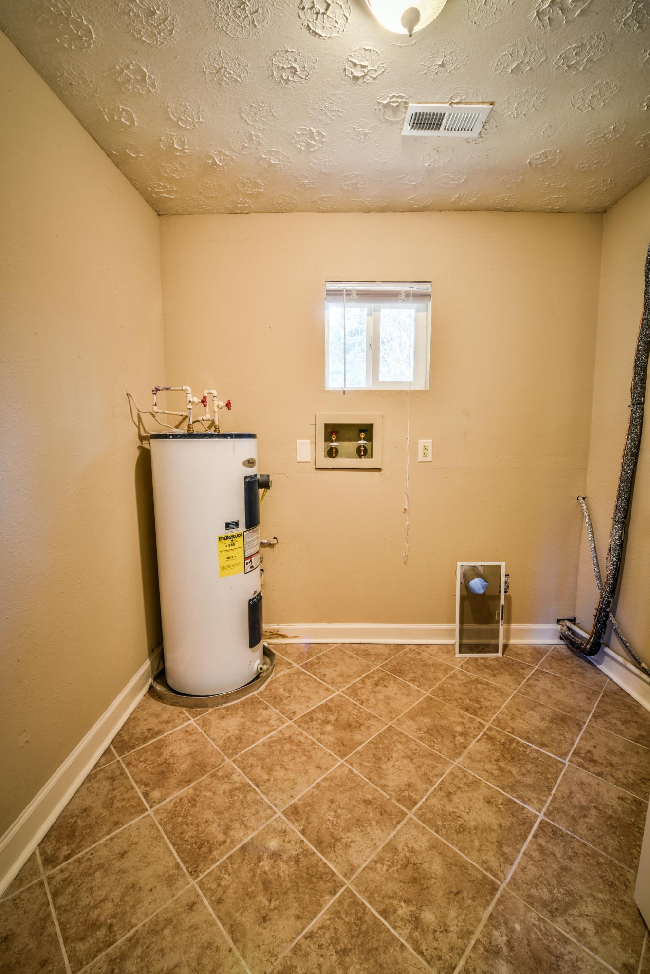 3984 Bent Road Kodak, TN 37764 - Photo 18 of 21 a room with a door