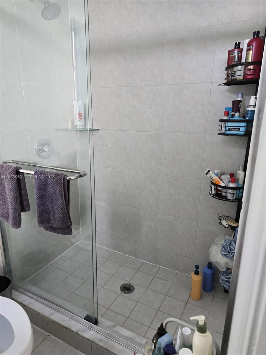 18264 Southwest 148th Road, Unit 18264 Miami, FL 33187 - Photo 17 of 25 a bathroom with a bathtub