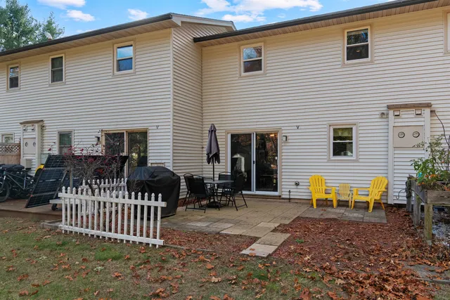 $285,000 | 86 Pinecrest Drive, Unit 1E, Essex, VT 05452