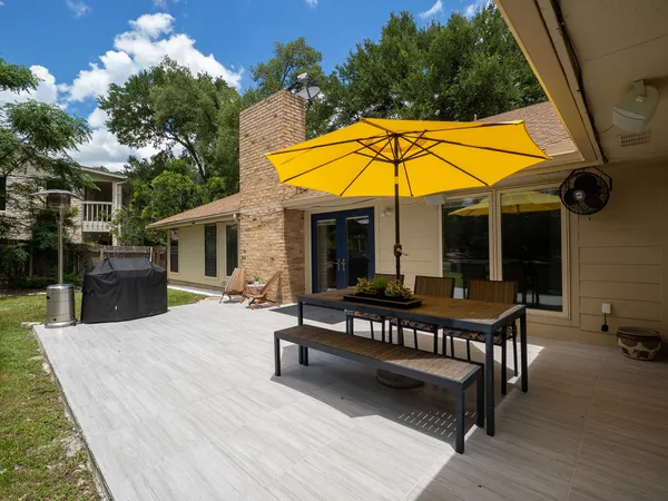 a view of a house with backyard and sitting area