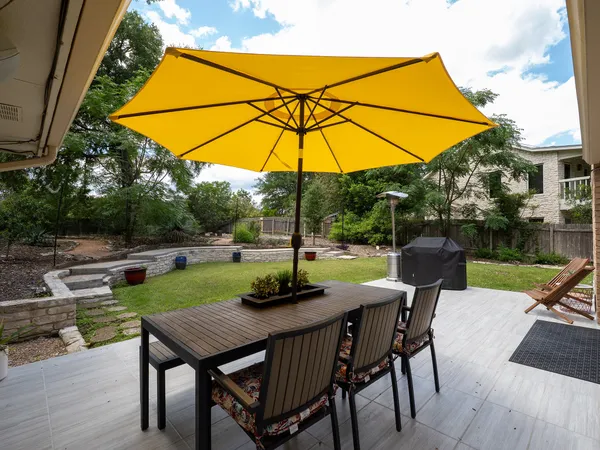 a view of an outdoor sitting area with furniture and backyard