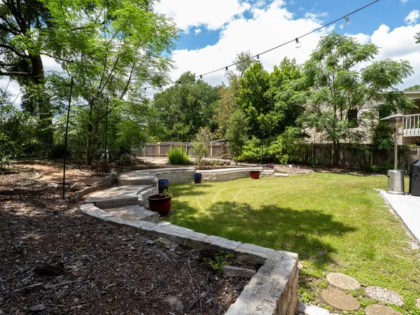 a view of a garden with lawn chairs
