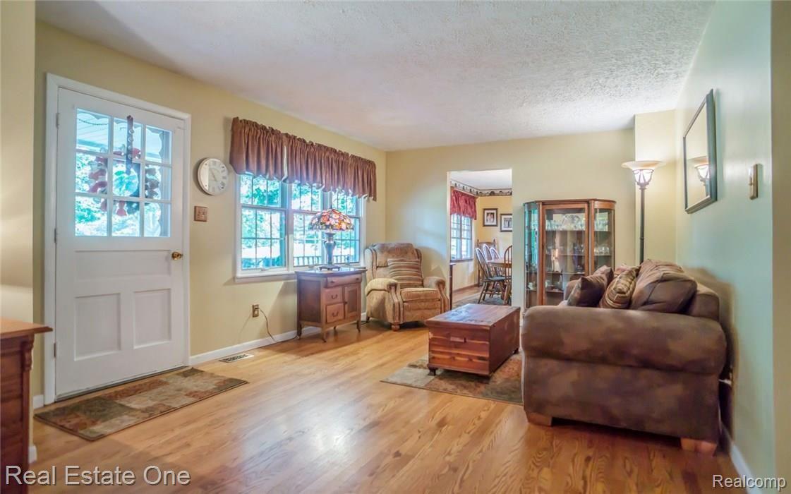 2510 South Latson Road Howell, MI 48843 - Photo 4 of 33 5.jpg