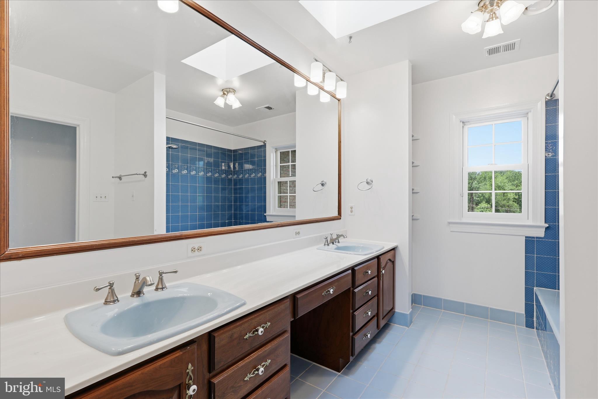 1051 Kelso Road Great Falls, VA 22066 - Photo 22 of 40 Secondary bath with double sinks and tub