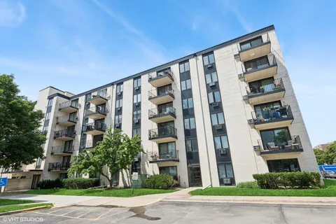 $153,500 | 9701 North Dee Road, Unit 2I, Niles, IL 60714