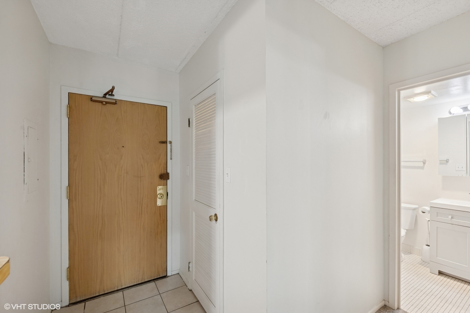 9701 North Dee Road, Unit 2I Niles, IL 60714 - Photo 13 of 24 a view of bathroom