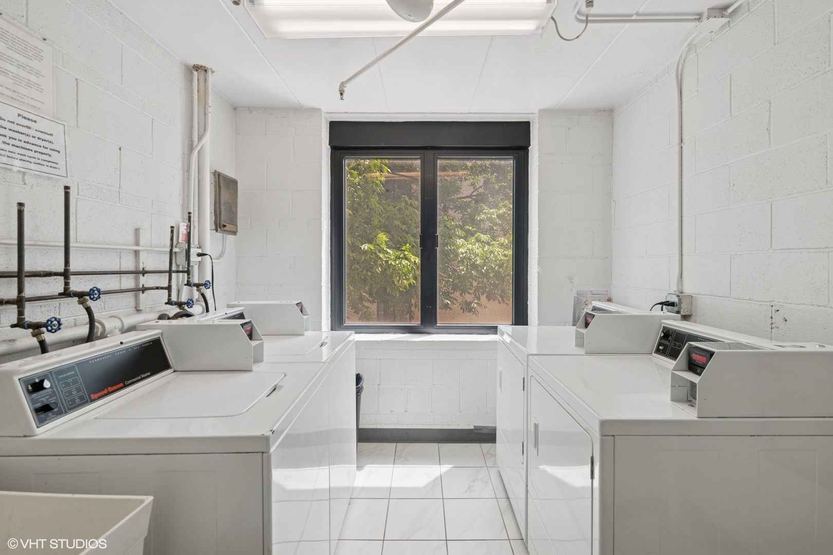 9701 North Dee Road, Unit 2I Niles, IL 60714 - Photo 14 of 24 a bathroom with a sink and a bathtub