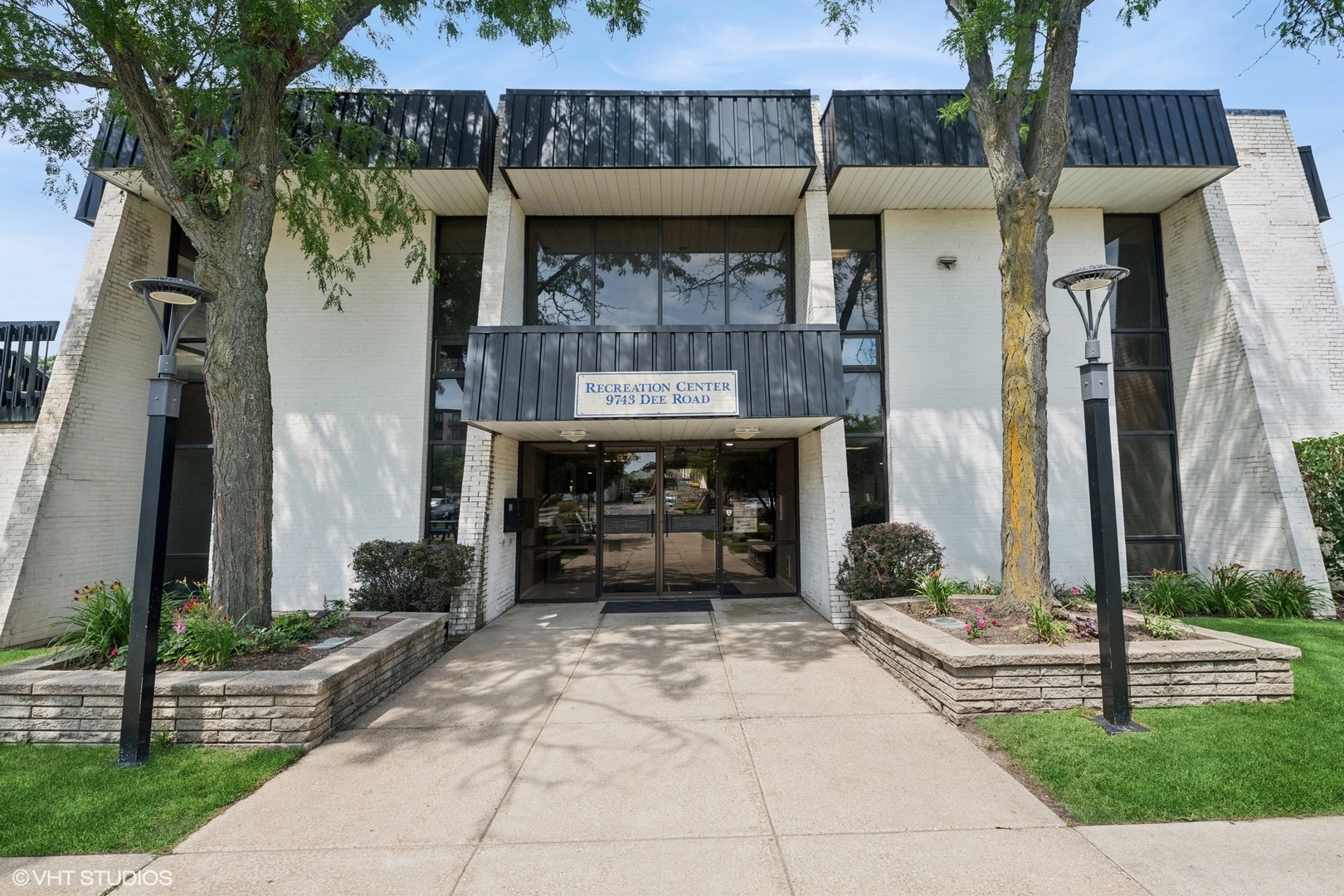 9701 North Dee Road, Unit 2I Niles, IL 60714 - Photo 15 of 24 a front view of a house with garden