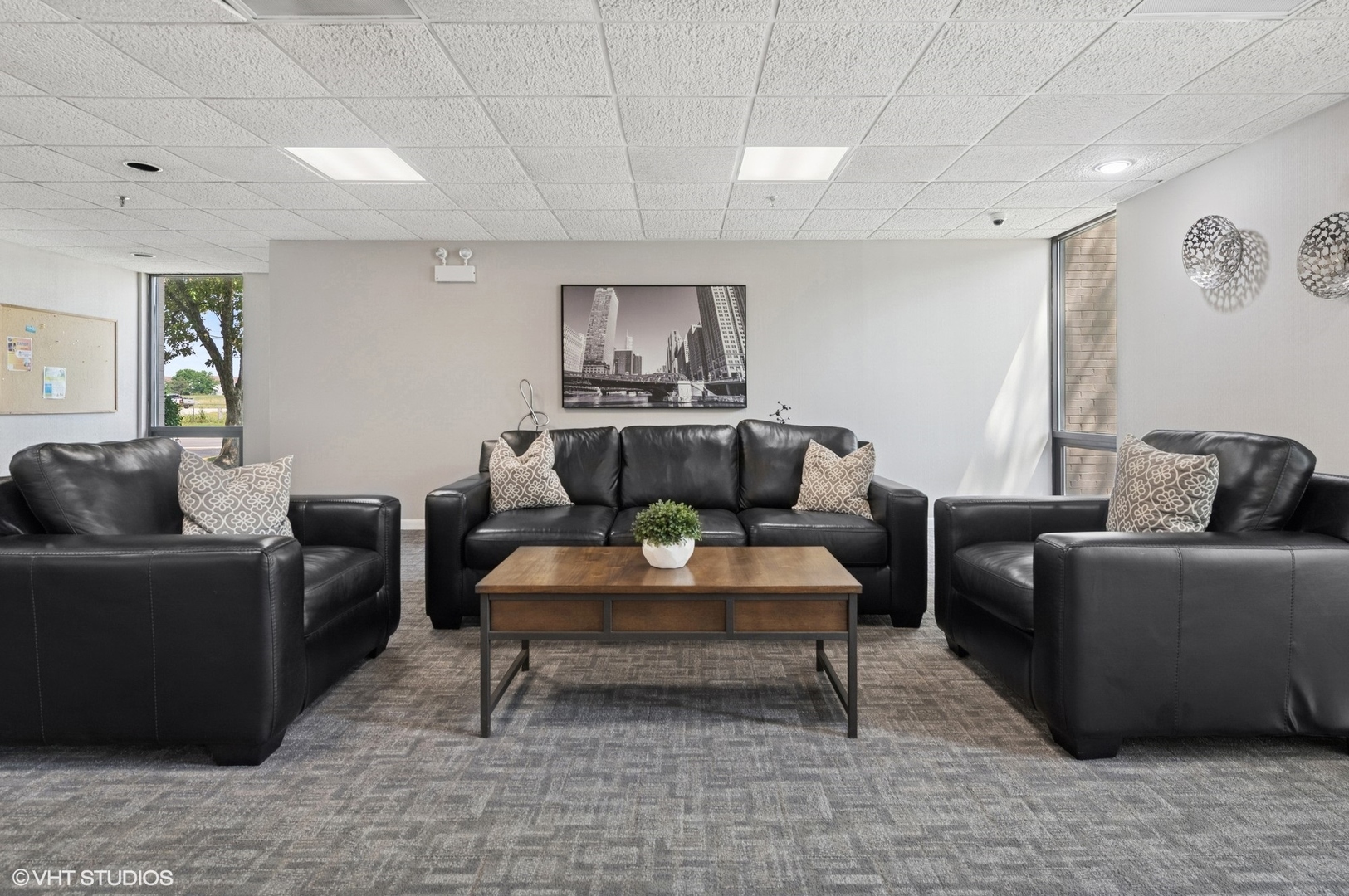 9701 North Dee Road, Unit 2I Niles, IL 60714 - Photo 18 of 24 a living room with furniture and a couch