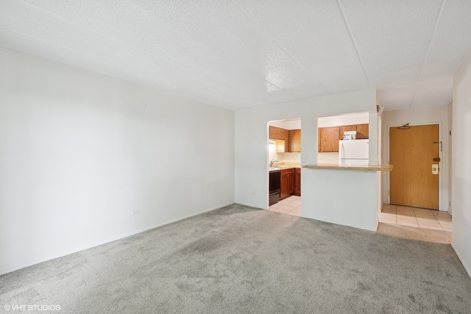 9701 North Dee Road, Unit 2I Niles, IL 60714 - Photo 6 of 24 an empty room with windows