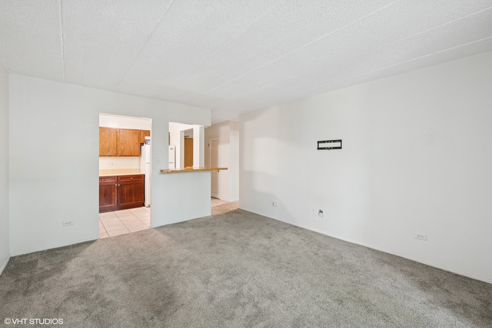 9701 North Dee Road, Unit 2I Niles, IL 60714 - Photo 7 of 24 an empty room with windows