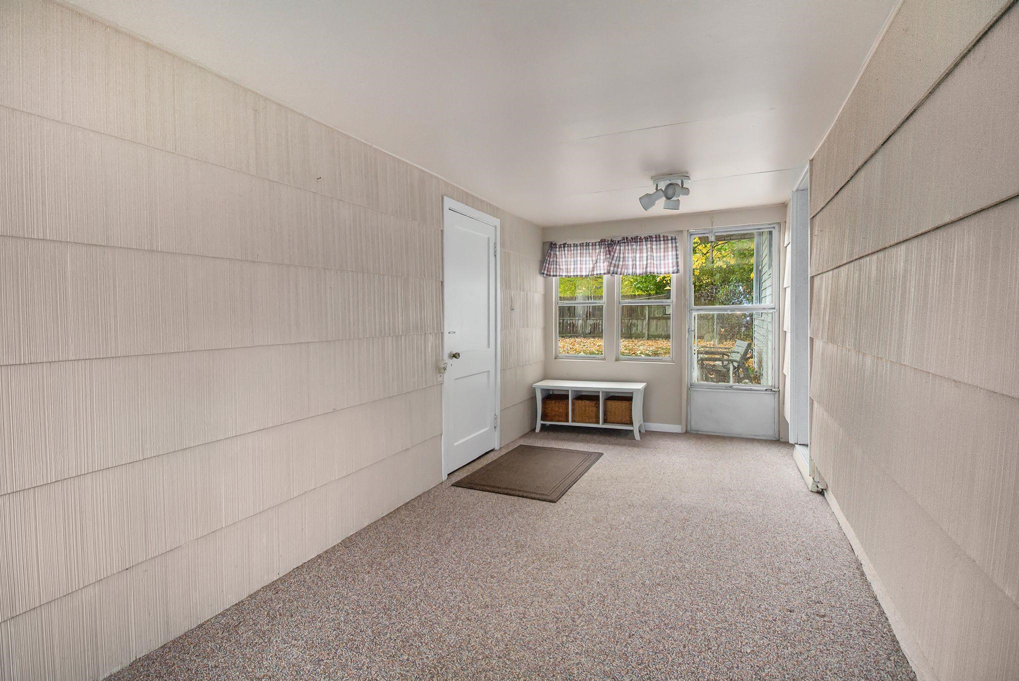 4662 Flushing Road Flint, MI 48504 - Photo 4 of 19 50093629-3.JPG