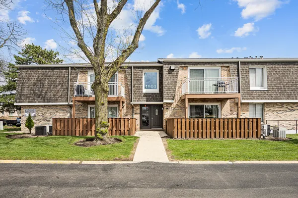 $165,000 | 1900 Plum Grove Road, Unit 2C, Rolling Meadows, IL 60008