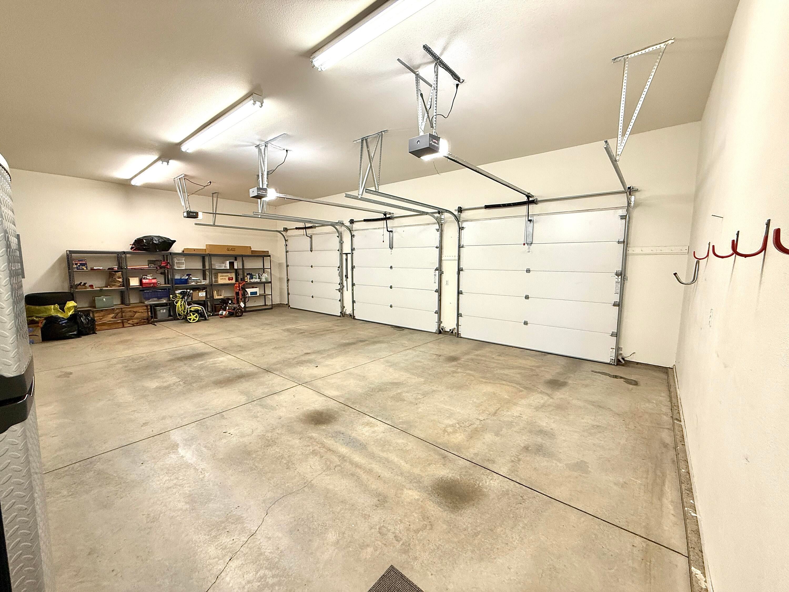 3735 Southwest Timber Avenue Redmond, OR 97756 - Photo 36 of 46 Garage