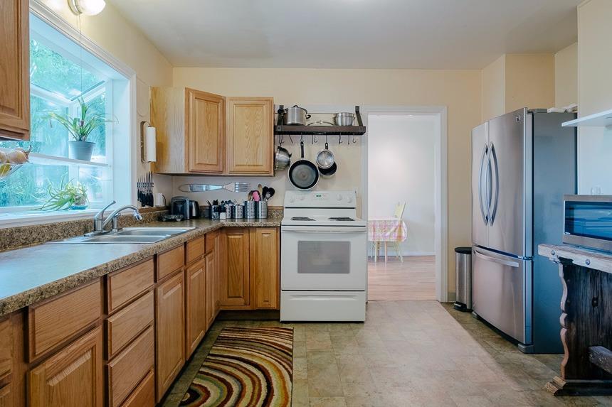 1008 Reddy Avenue Medford, OR 97504 - Photo 15 of 32 a kitchen with a refrigerator and a sink