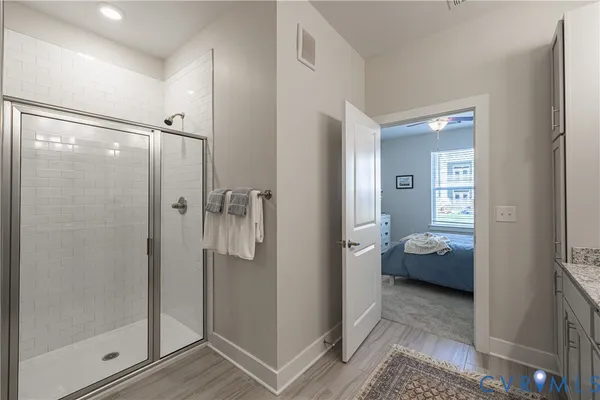 a en suite bathroom with a shower
