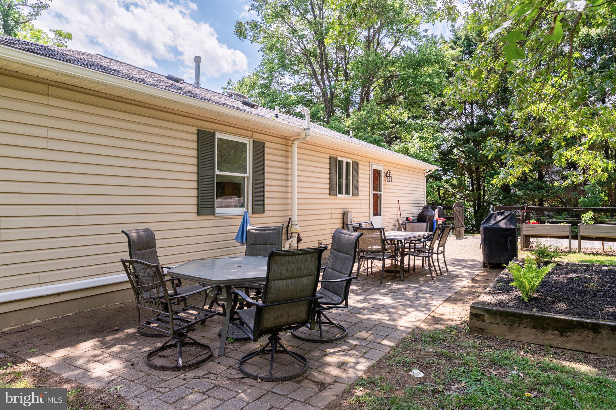 35094 Scotland Heights Road Round Hill, VA 20141 - Photo 31 of 41 Patio in back yard