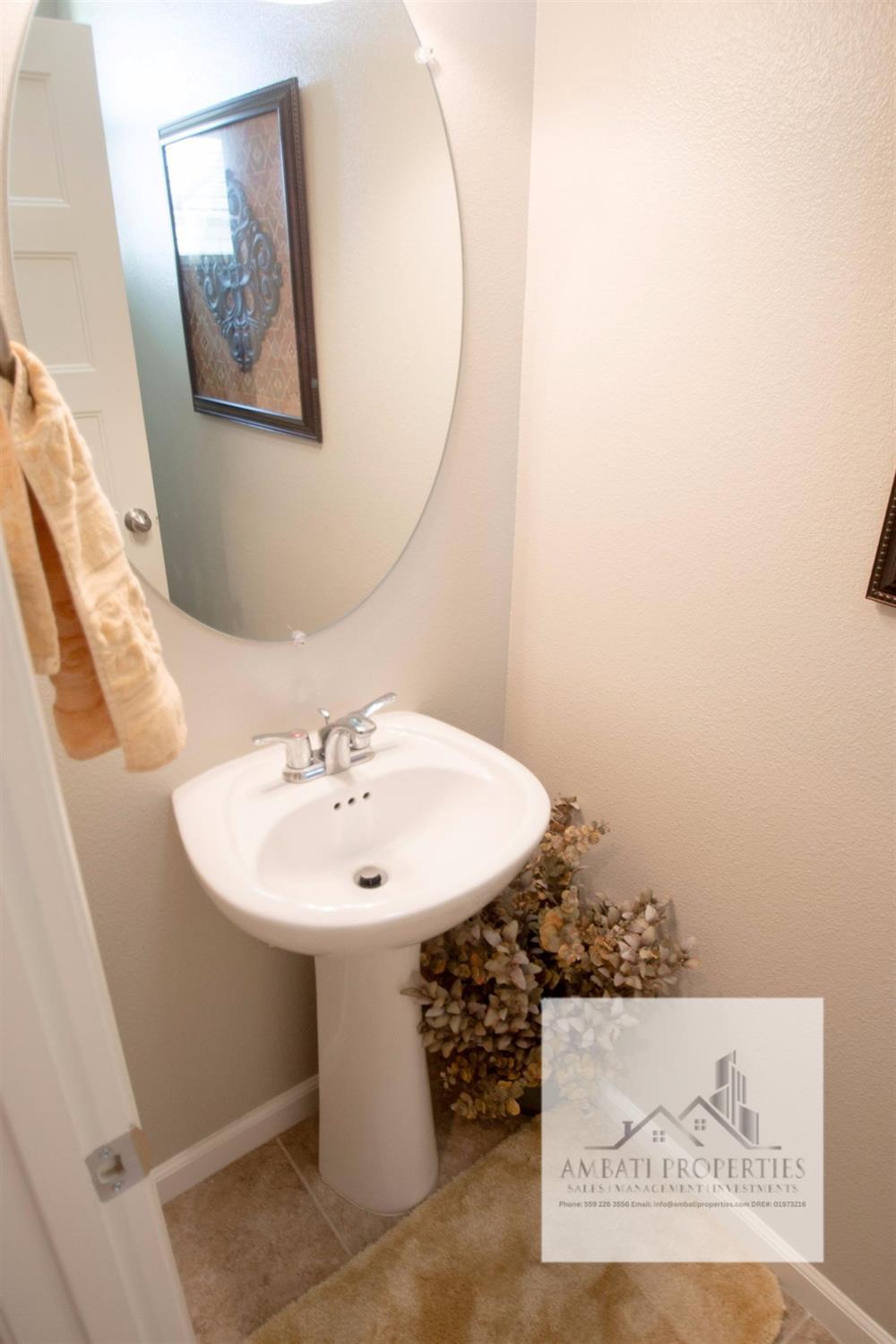 3539 Luminary Way Clovis, CA 93619 - Photo 5 of 13 a bathroom with a sink and mirror