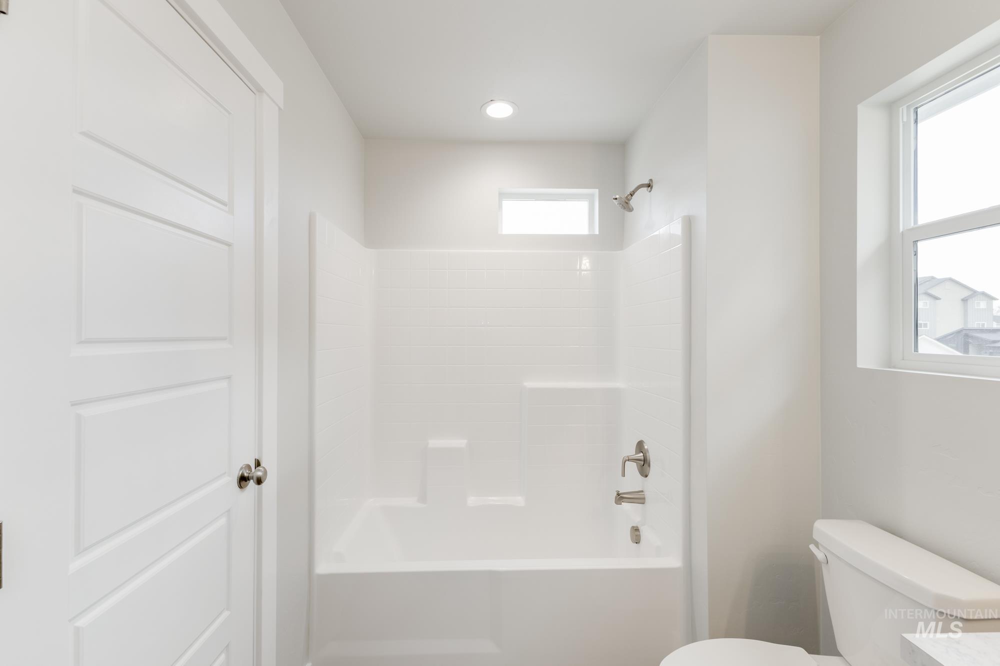 903 North Mirror Creek Way Meridian, ID 83642 - Photo 17 of 24 Full bathroom with shower / tub combination and toilet