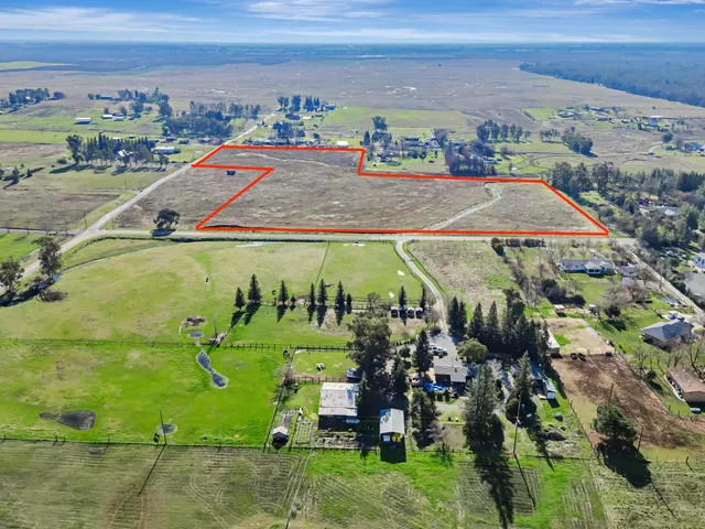 an aerial view of a tennis ground
