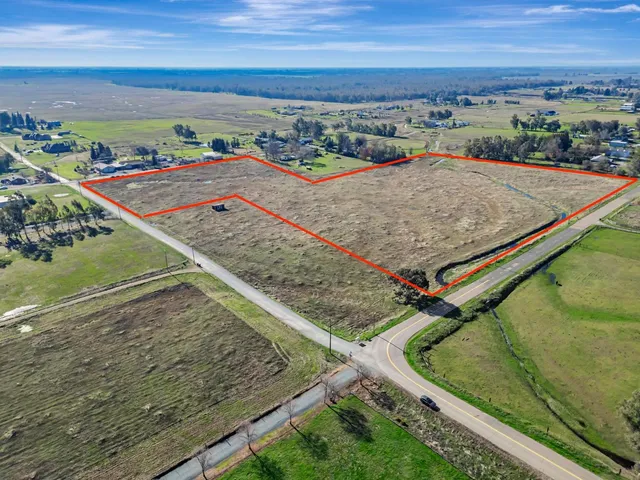 a view of a tennis court