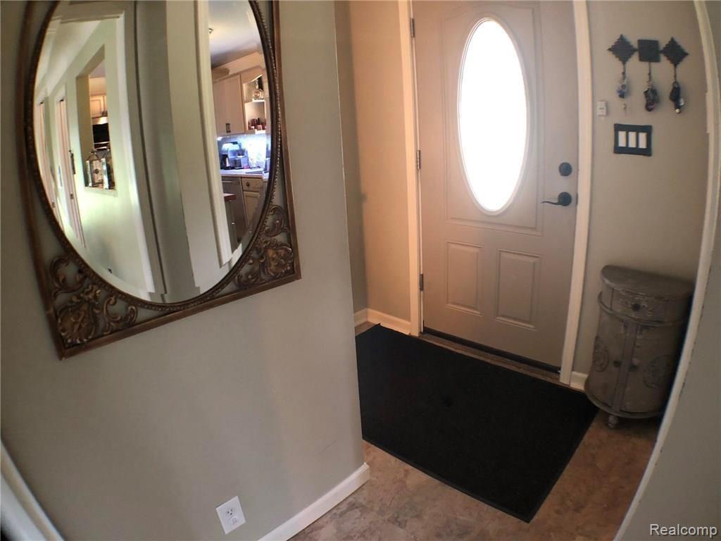 499 Rochdale Drive South Rochester, MI 48309 - Photo 16 of 28 Foyer.jpg
