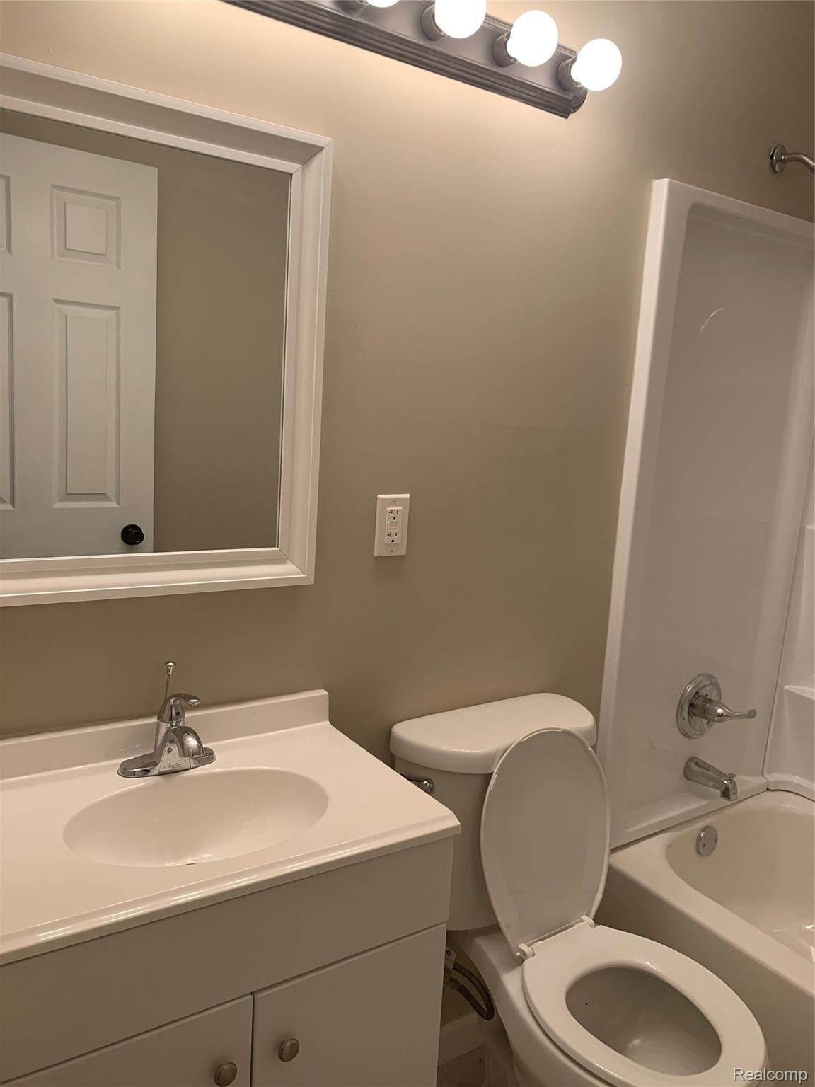 7021 Rivard Avenue Warren, MI 48091 - Photo 6 of 11 IMG_0544.JPG