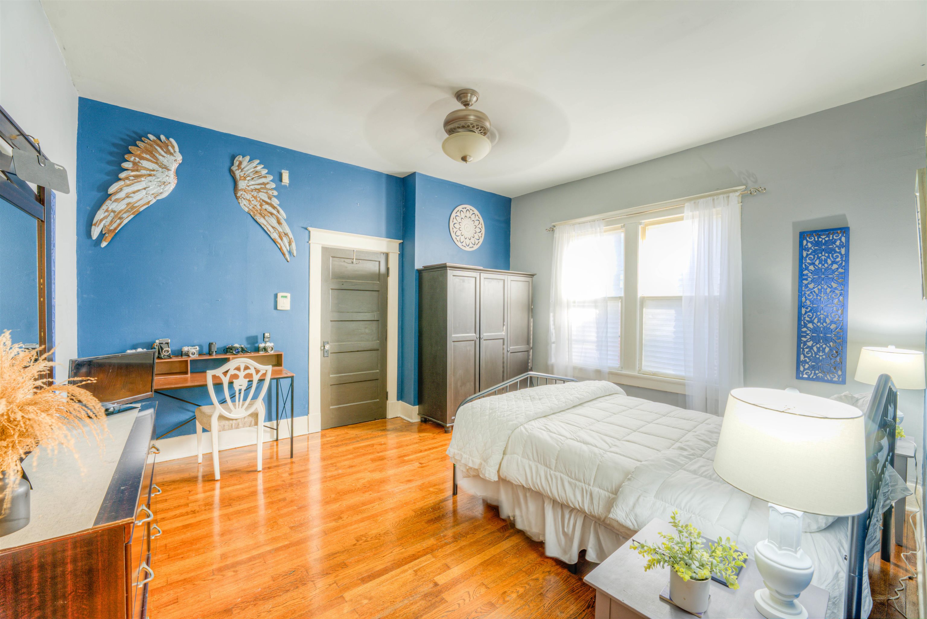 511 Ellsworth Street Memphis, TN 38111 - Photo 15 of 29 a bedroom with a bed and a chandelier