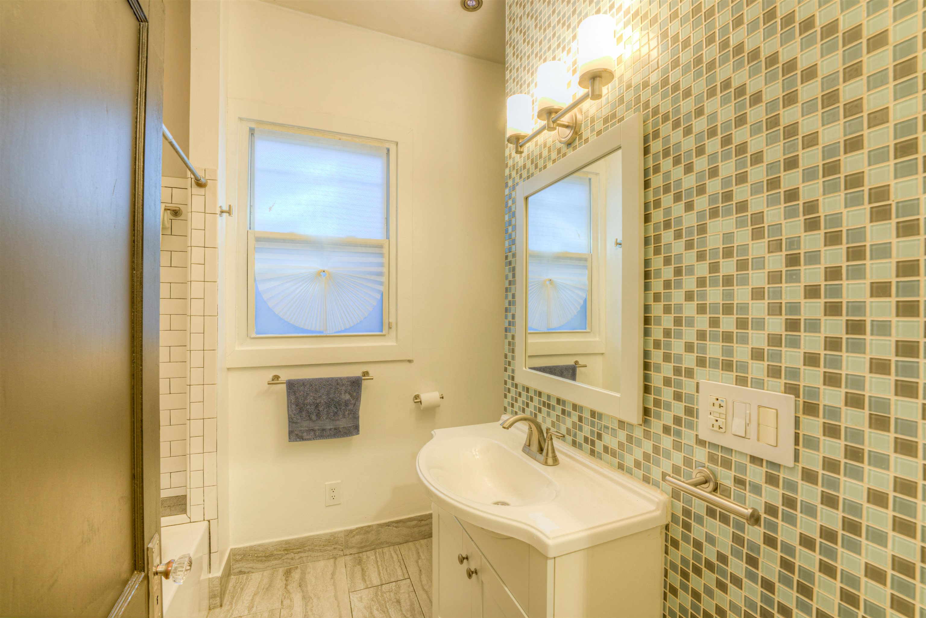 511 Ellsworth Street Memphis, TN 38111 - Photo 16 of 29 a bathroom with a sink mirror and shower