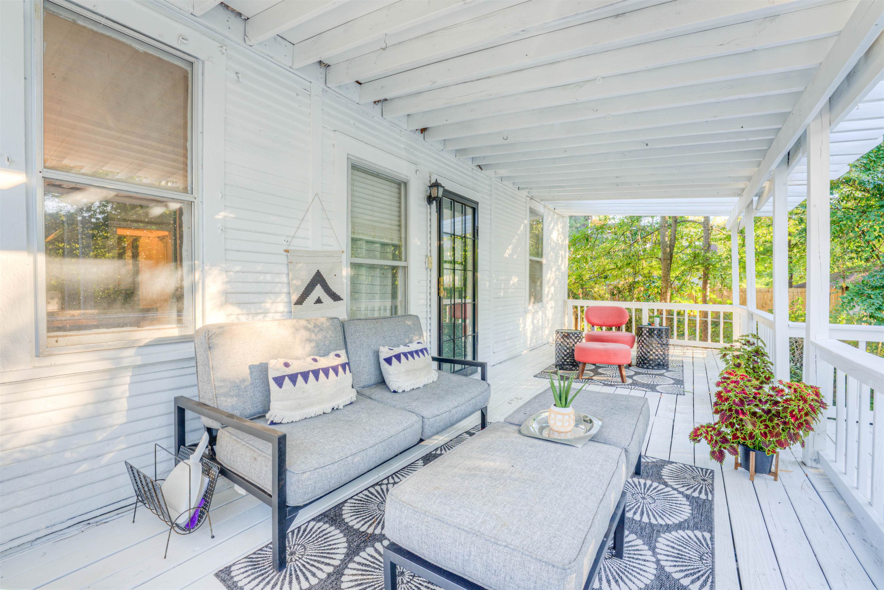 511 Ellsworth Street Memphis, TN 38111 - Photo 20 of 29 a living room with furniture and a large window