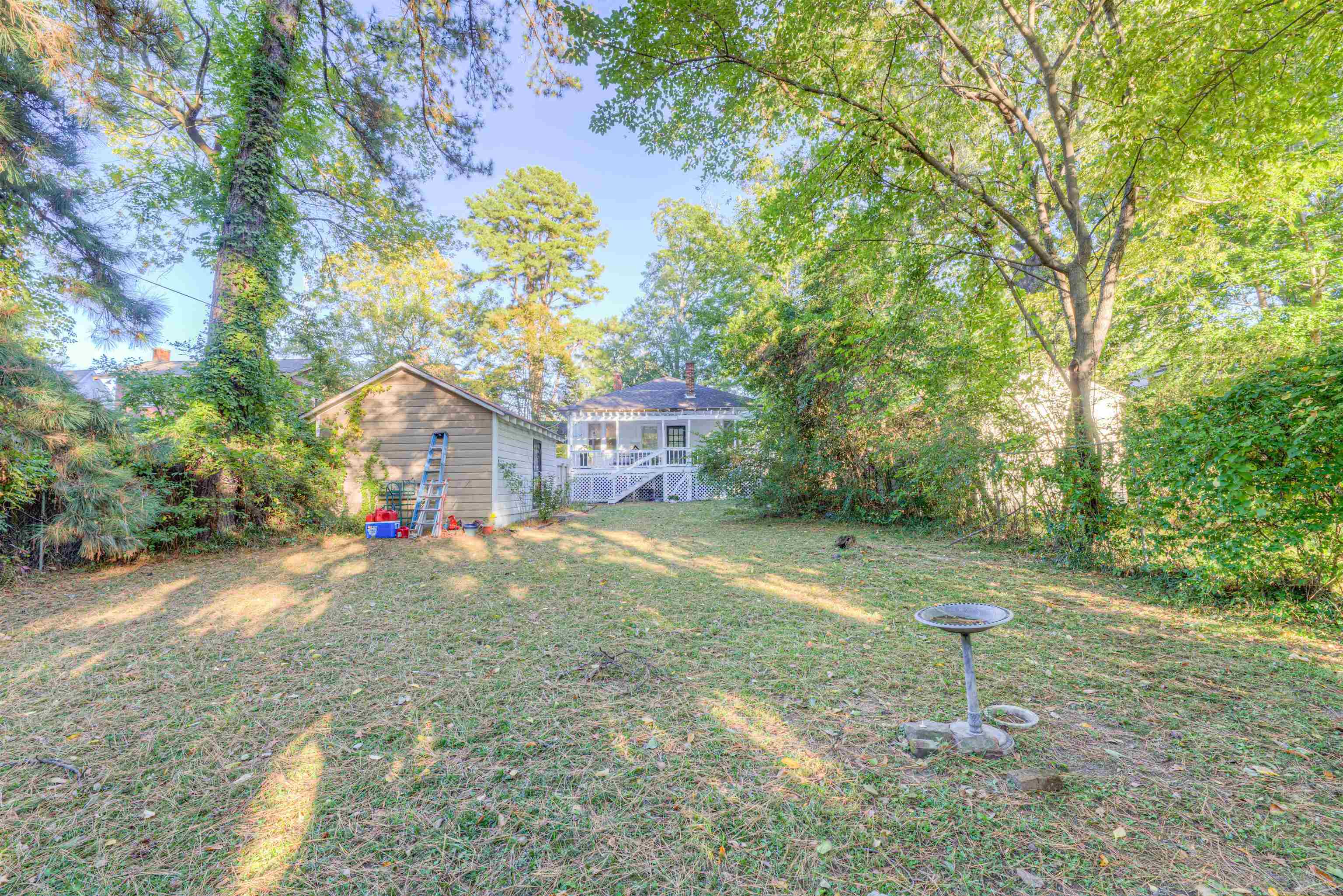 511 Ellsworth Street Memphis, TN 38111 - Photo 26 of 29 a backyard of a house with table and chairs