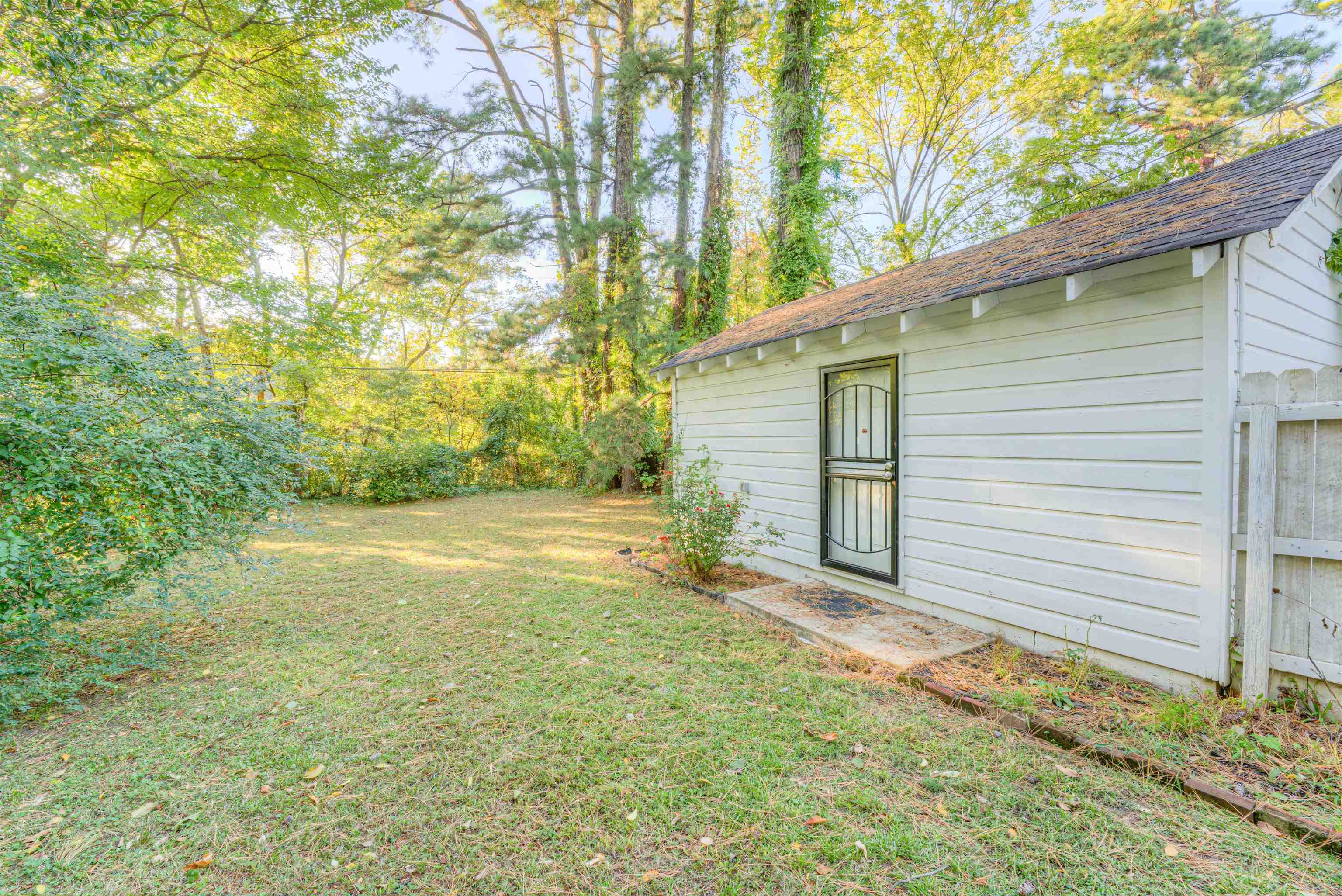 511 Ellsworth Street Memphis, TN 38111 - Photo 27 of 29 a view of a backyard with a large tree