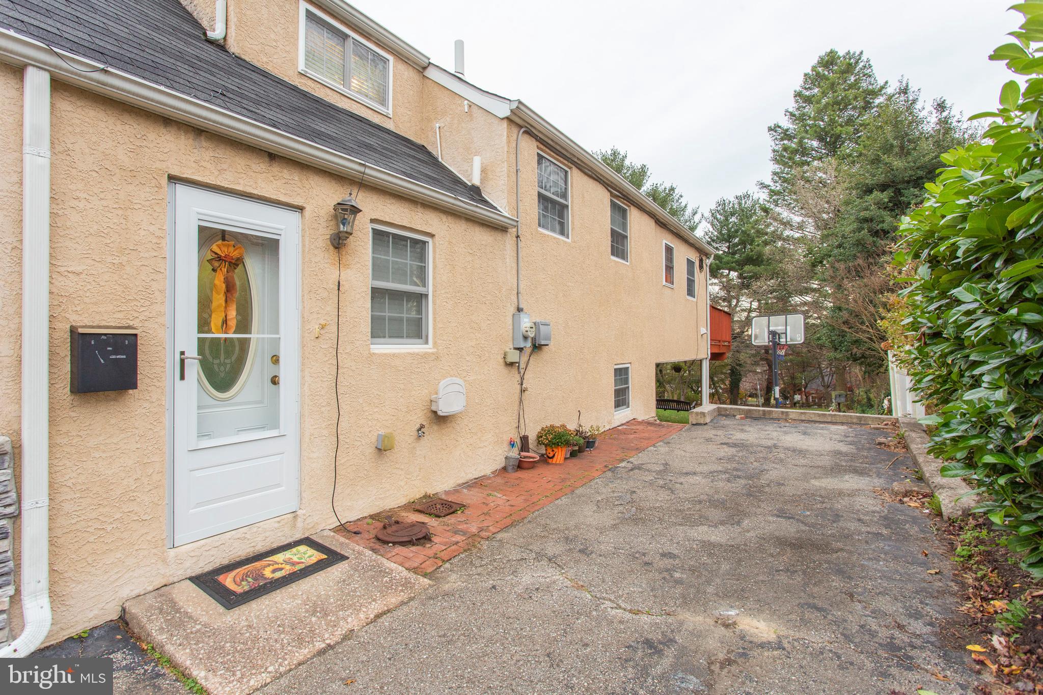809 Inverness Lane Philadelphia, PA 19128 - Photo 4 of 43 Side View