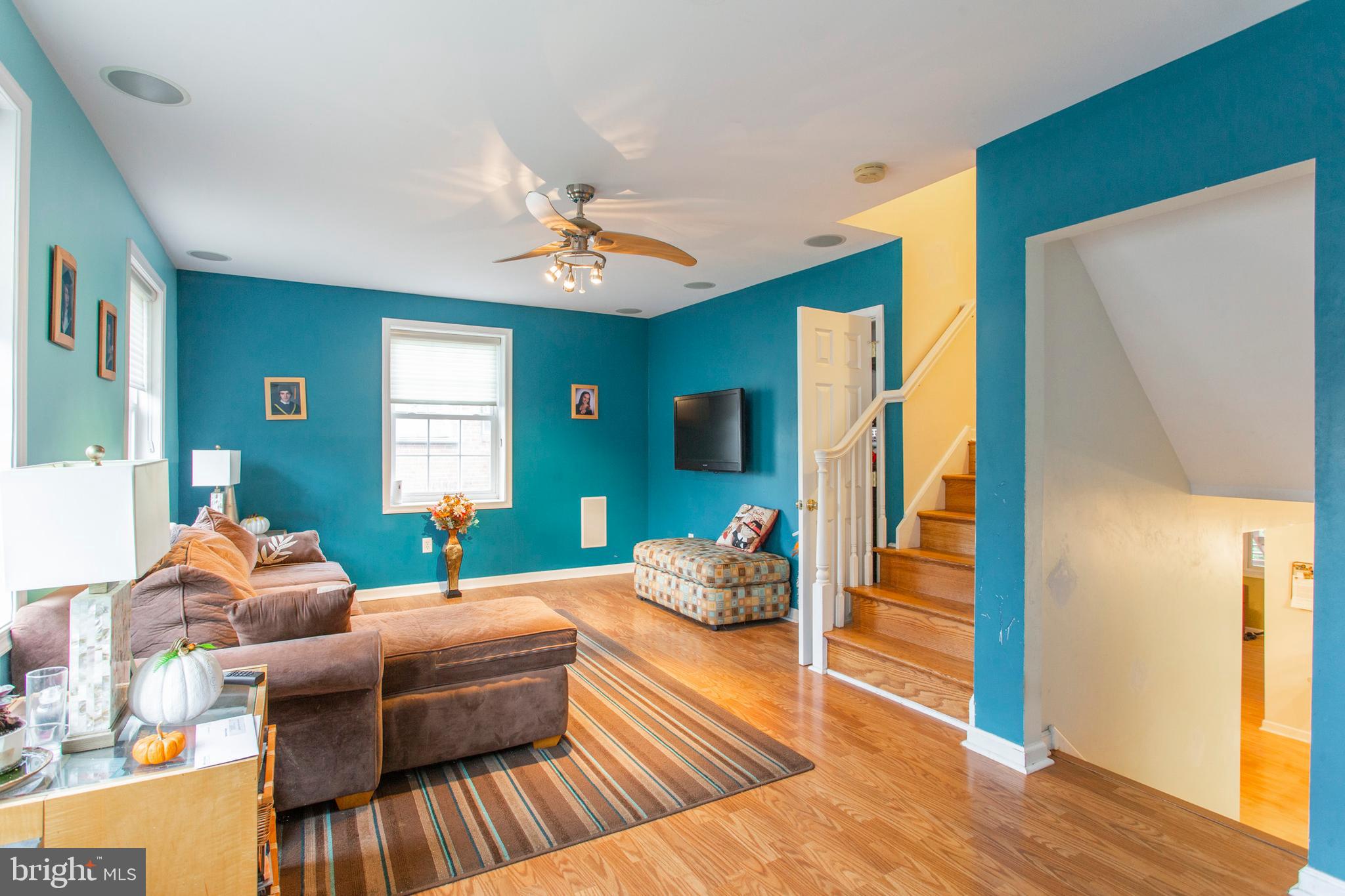 809 Inverness Lane Philadelphia, PA 19128 - Photo 7 of 43 Living Room 1