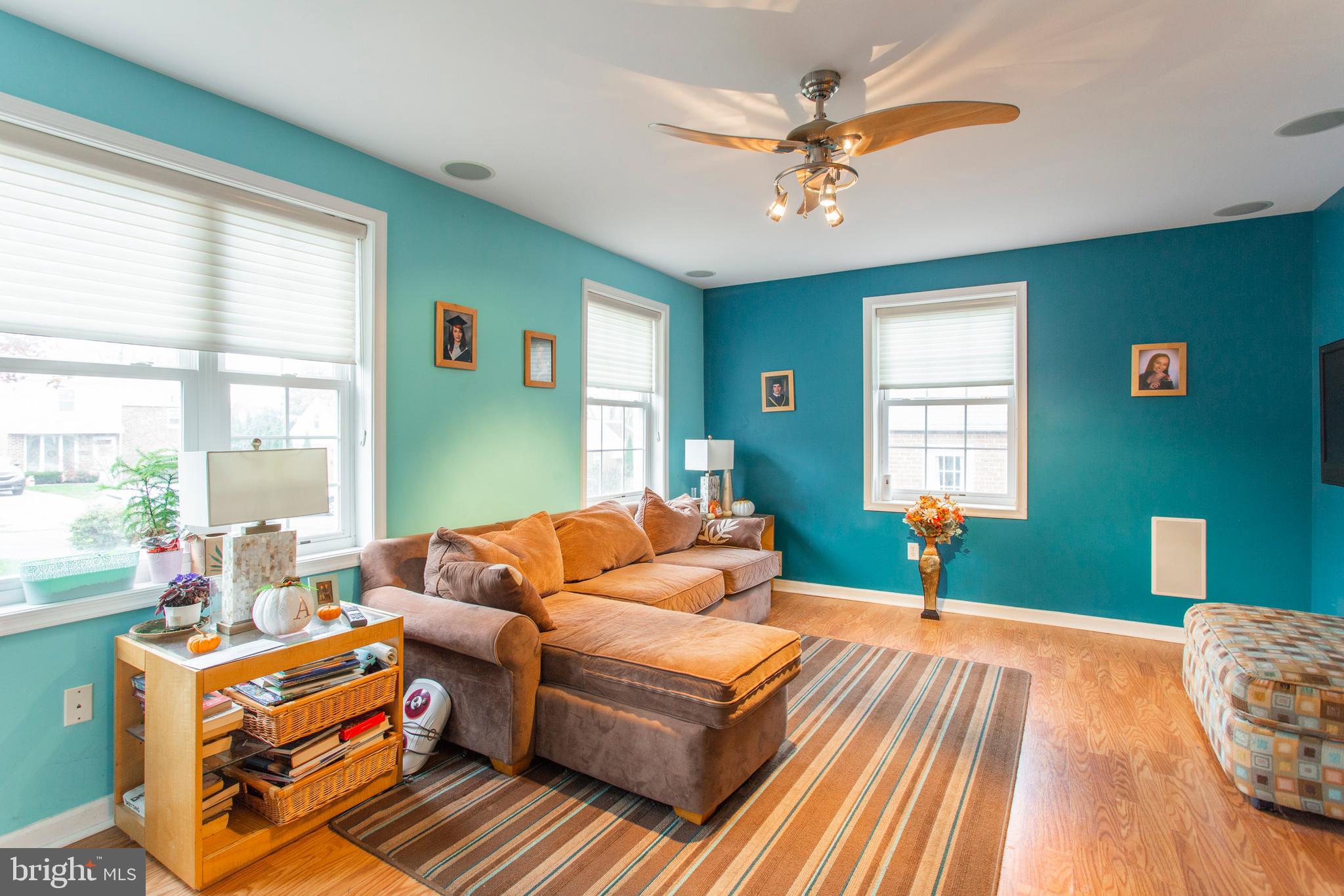 809 Inverness Lane Philadelphia, PA 19128 - Photo 8 of 43 Living Room 2