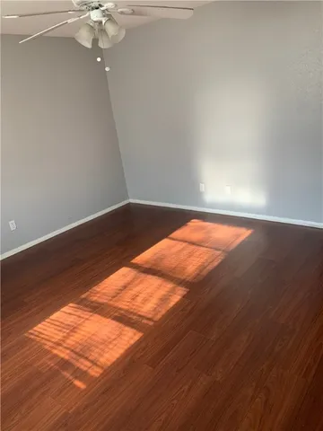 en empty room with wooden floor