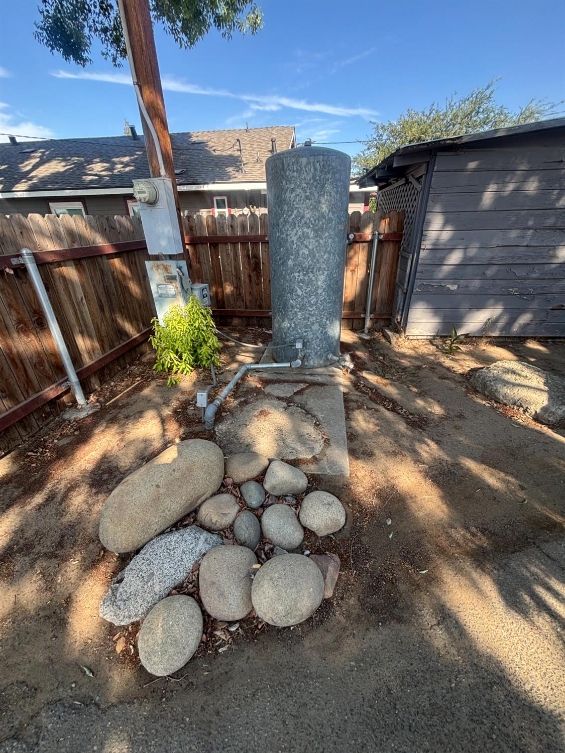 19317 East Parlier Avenue Reedley, CA 93654 - Photo 20 of 36 a view of a backyard of a house
