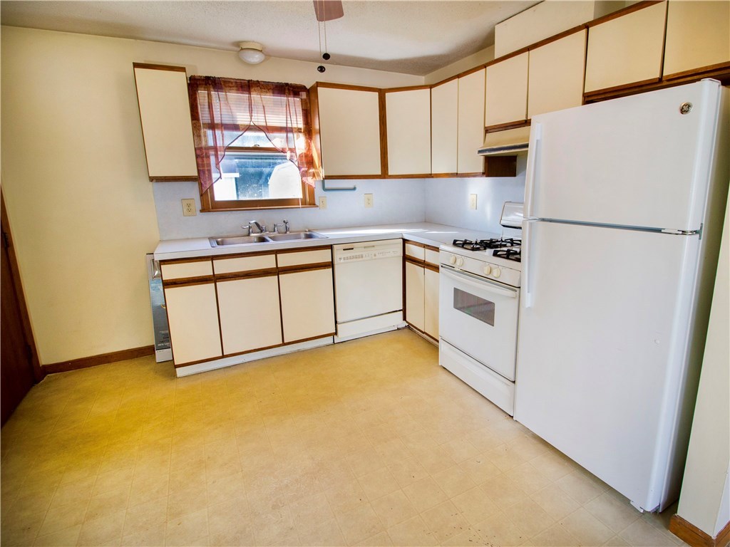 124 Prentice Avenue Pawtucket, RI 02860 - Photo 8 of 31