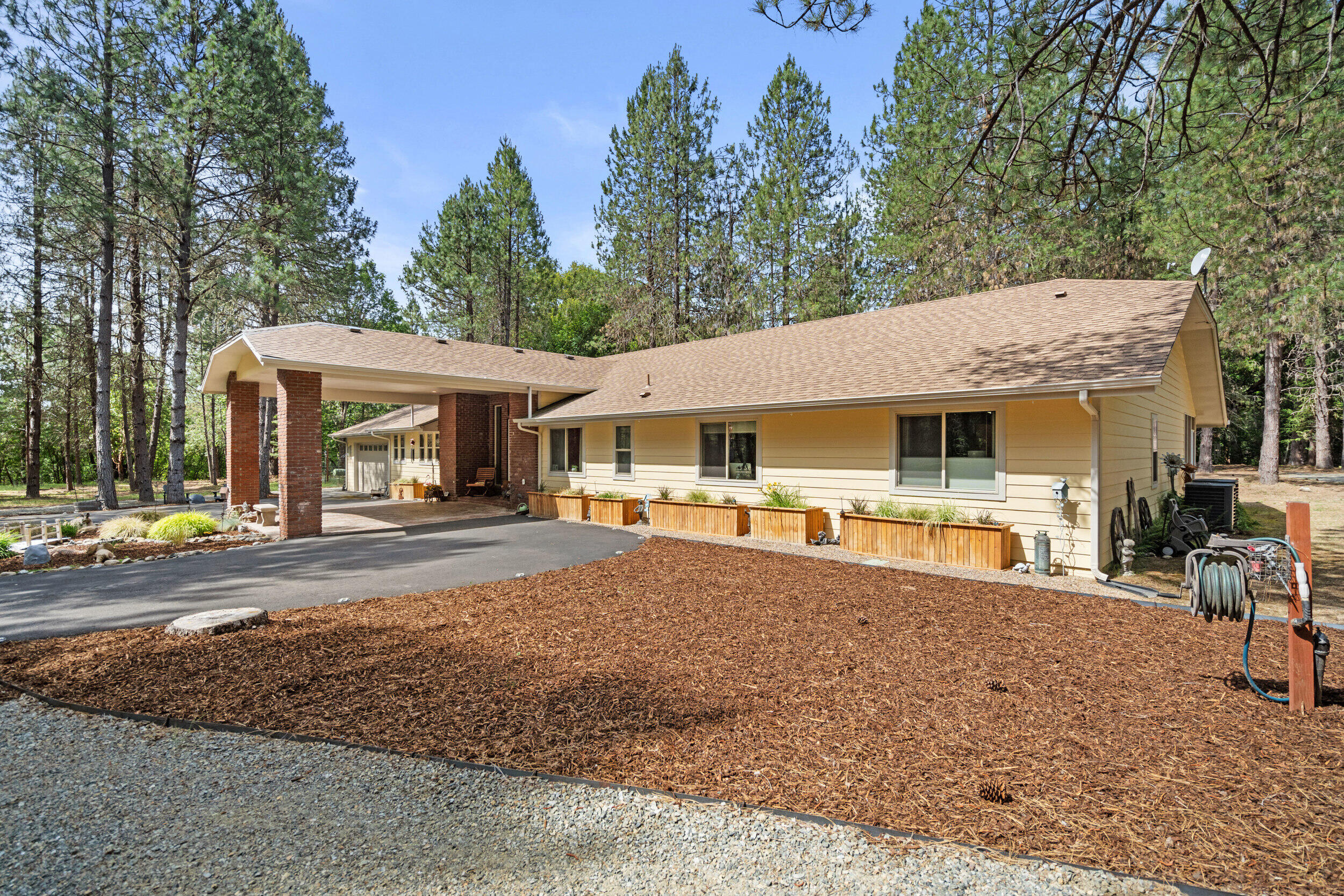 2075 Pleasant Creek Road Rogue River, OR 97537 - Photo 2 of 46 2