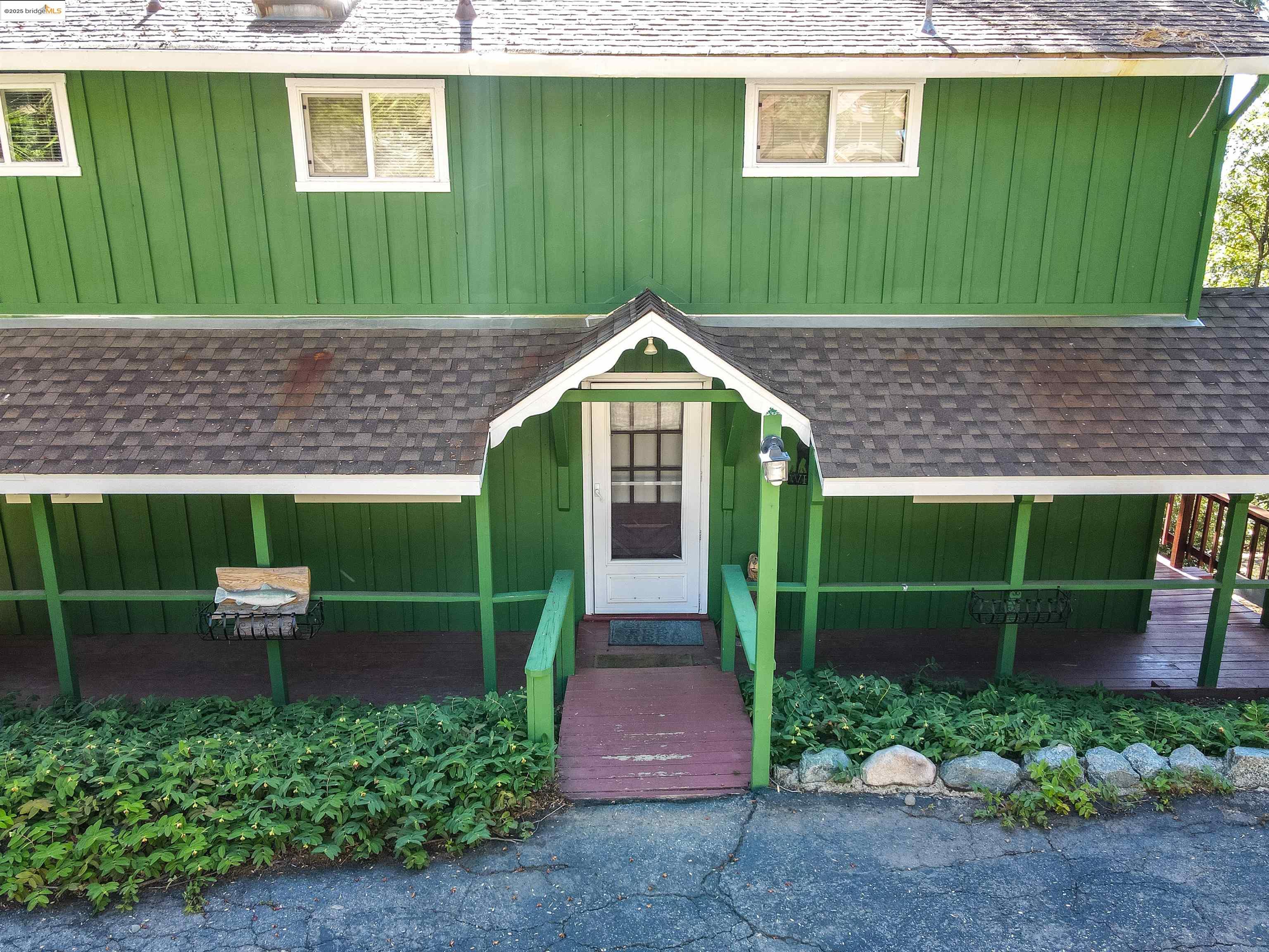 20737 Muheli Road Mi Wuk Village, CA 95346 - Photo 3 of 40 a front view of a house with garden