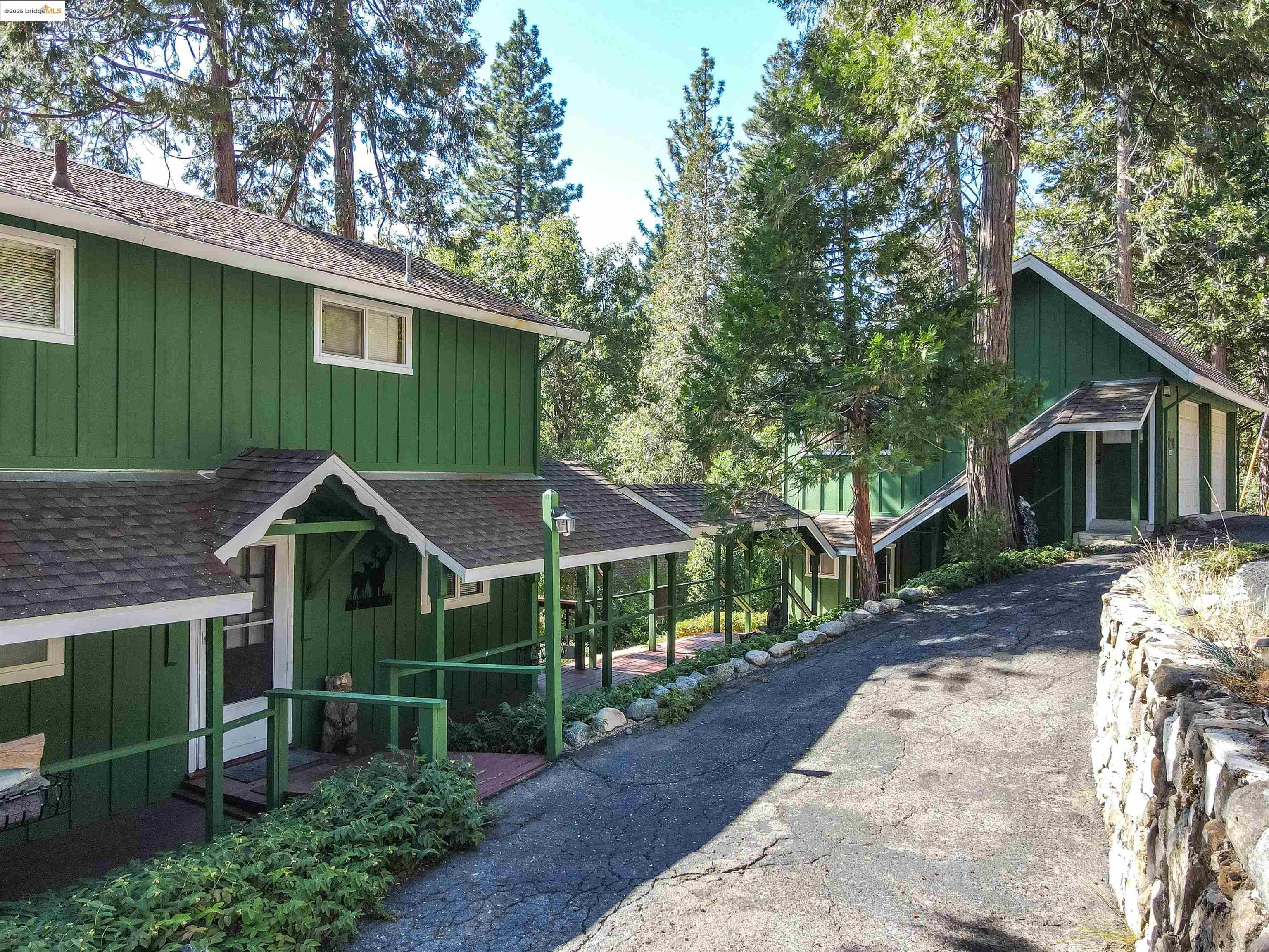 20737 Muheli Road Mi Wuk Village, CA 95346 - Photo 4 of 40 a backyard of a house with plants and large tree