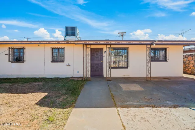a view of empty room with window