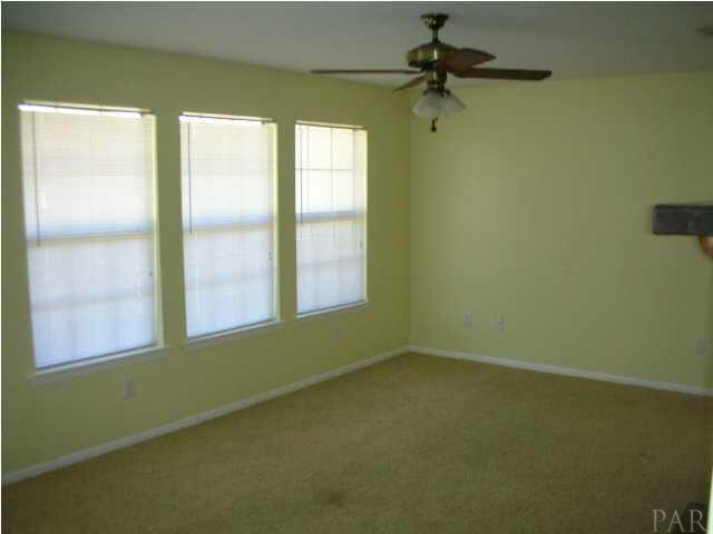 2966 Ranchette Square Gulf Breeze, FL 32563 - Photo 4 of 7 Large living room, light and bright.